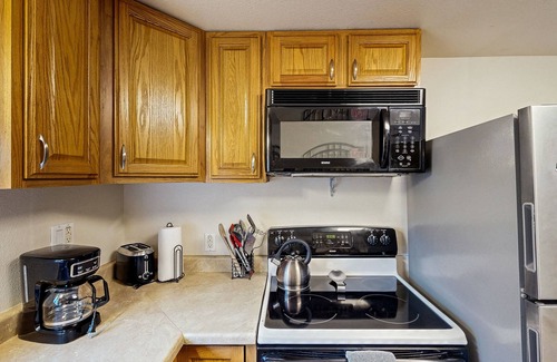 Winchester Bay Casa | Cozy family beach cottage w/ hot tub, deck, WiFi, surfboard-walk to bay, Dogs ok