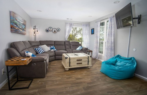 Cedar Lane Casa | Cozy Family Fishing Cove with pier.