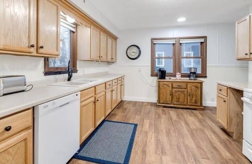 Saint Paul Park Casa | Cozy Family Friendly House by Park. Available for extend stays.