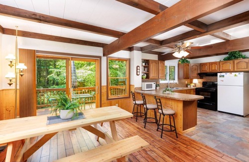 Alpine Lake Cabina | Cozy Family-Friendly Forested Cabin Inside Alpine Lake Resort