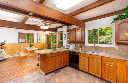 Alpine Lake Cabina | Cozy Family-Friendly Forested Cabin Inside Alpine Lake Resort