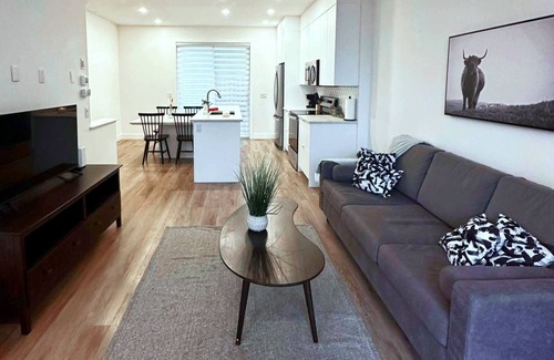 Bridgeland Casa | Cozy Family Home/Downtown Calgary/Free Parking/Enclosed Garage/Pet Friendly