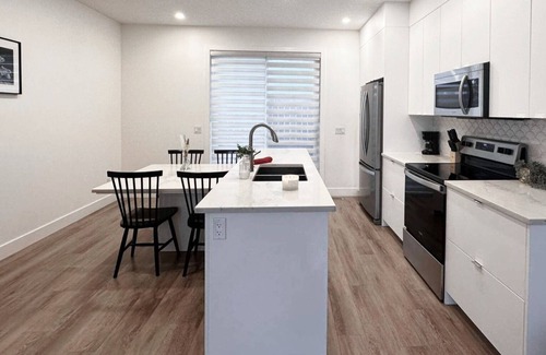 Bridgeland Casa | Cozy Family Home/Downtown Calgary/Free Parking/Enclosed Garage/Pet Friendly