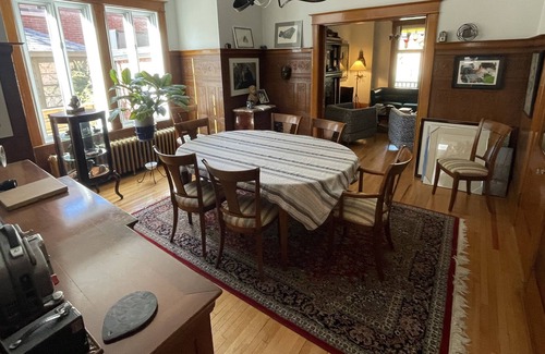 Cote-Des-Neiges—Notre-Dame-De-Grace Casa | Cozy Family Home in Friendly Neighborhood