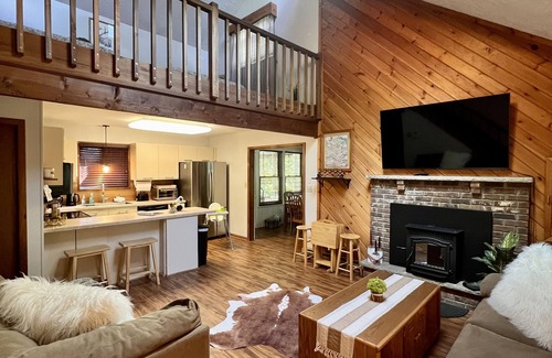 Long Pond Casa | COZY FAMILY HOUSE WITH BIG HOT TUB / DECK / FIRE PIT- 5 MINUTES FROM LAKES!!!