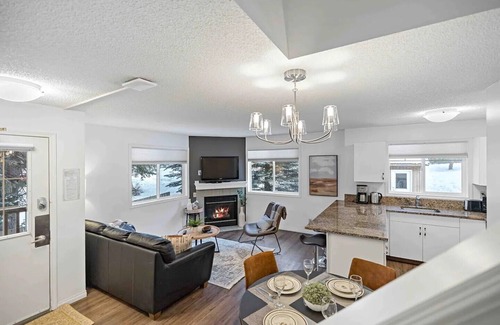 Harvie Heights Condominio | Cozy Family Retreat Banff Gate 2-Story 2-BR Condo with Hot-Tub and Full Kitchen
