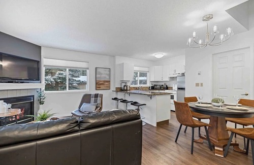 Harvie Heights Condominio | Cozy Family Retreat Banff Gate 2-Story 2-BR Condo with Hot-Tub and Full Kitchen