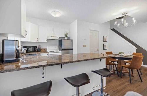 Harvie Heights Condominio | Cozy Family Retreat Banff Gate 2-Story 2-BR Condo with Hot-Tub and Full Kitchen