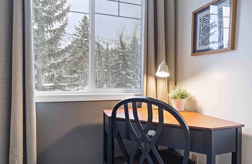 Harvie Heights Condominio | Cozy Family Retreat Banff Gate 2-Story 2-BR Condo with Hot-Tub and Full Kitchen