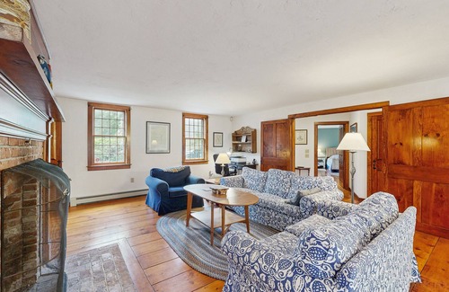 Brewster Casa | Cozy family retreat with kayaks, board games, AC, and beach access