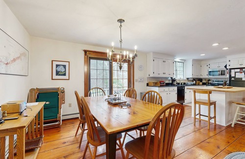 Brewster Casa | Cozy family retreat with kayaks, board games, AC, and beach access