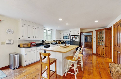 Brewster Casa | Cozy family retreat with kayaks, board games, AC, and beach access