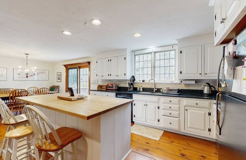 Brewster Casa | Cozy family retreat with kayaks, board games, AC, and beach access