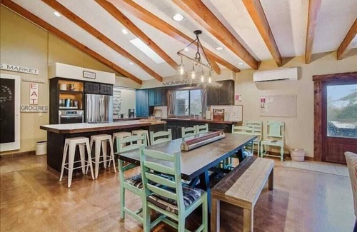 McMinnville Otro | Cozy Farm Stay | Mins to Downtown Mac | Petey the Donkey