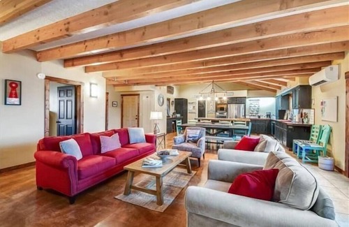 McMinnville Otro | Cozy Farm Stay | Mins to Downtown Mac | Petey the Donkey