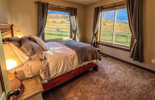 Livingston Otro | Cozy Farmhouse located in the heart of Paradise Valley