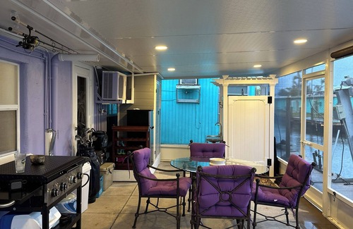 Matlacha Casa | Cozy fishing cottage on canal in Matlacha - 2 bedrooms and large outdoor space