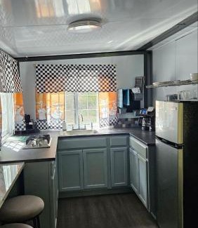 True Casa | Cozy Foldable Container Pipestem Getaway For 2