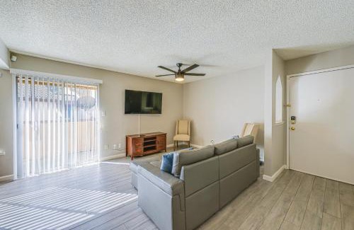 Fresno Apartamento | Cozy Fresno Condo with Balcony and Pool Access
