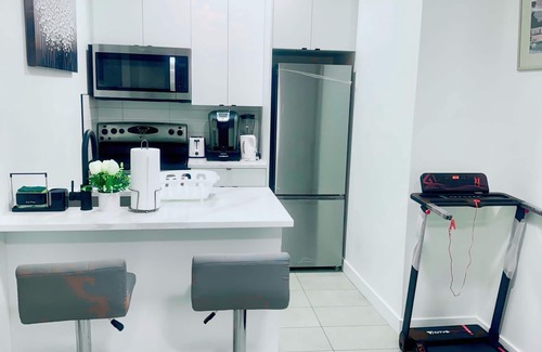 North Central Edmonton Apartamento | Cozy & Fully Furnished New Basement Apartment, 6 mins from downtown & Rogers.