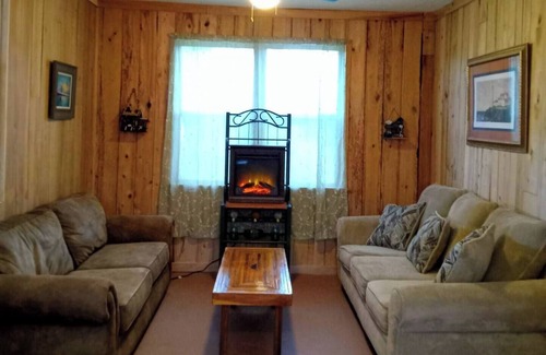 Eastpoint Cabina | Cozy & Fun Fisherman's Cabin close to Beaches and Forest. Pet Friendly!