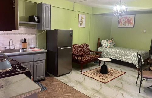 Black Rock Apartamento | Cozy, furnished studio apartments. 5 minutes walking distance from the beach
