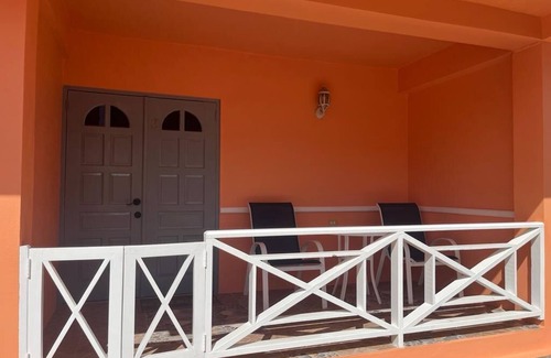 Black Rock Apartamento | Cozy, furnished studio apartments. 5 minutes walking distance from the beach