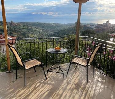 Vasilitsion Apartamento | Cozy garden cottage with stunning sea views