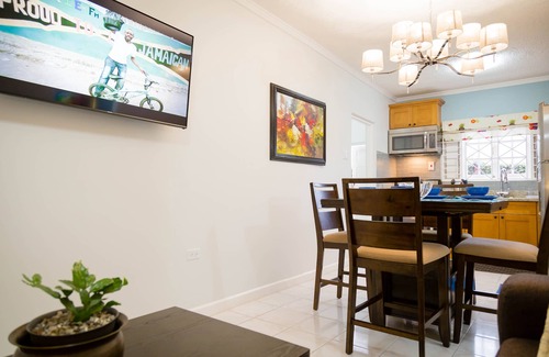 Eastwood Park Casa | Cozy Garden Suite near Sovereign On The Boulevard, Red Hills