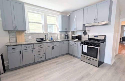 Orange Casa | Cozy Gem 15Min to EWR, 8min > NYC Train + Parking