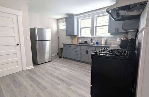 Orange Casa | Cozy Gem 15Min to EWR, 8min > NYC Train + Parking