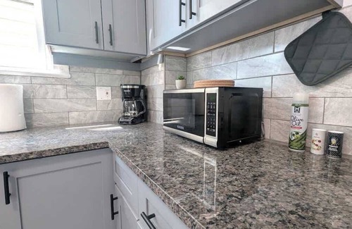 Orange Casa | Cozy Gem 15Min to EWR, 8min > NYC Train + Parking