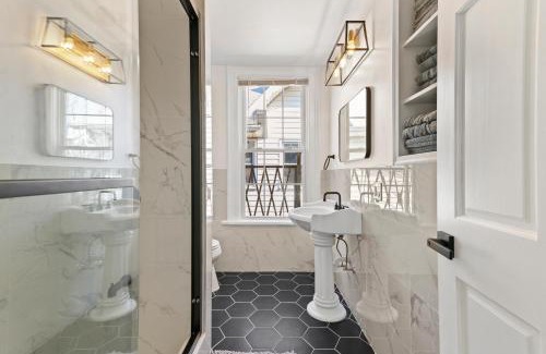 East Rock Apartamento | Cozy Gem in the Heart of East Rock with FREE Parking near Yale and DT