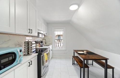 East Rock Apartamento | Cozy Gem in the Heart of East Rock with FREE Parking near Yale and DT