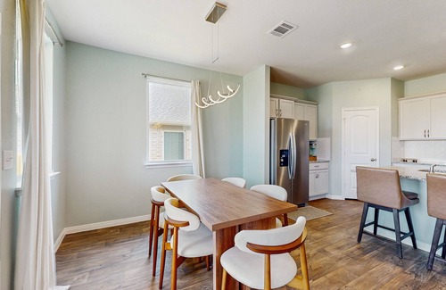 Georgetown Casa | Cozy Georgetown home with full kitchen, living room and enclosed backyard