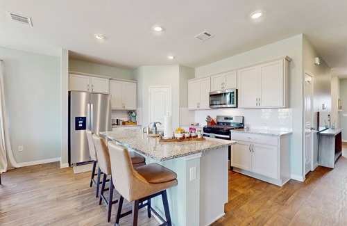 Georgetown Casa | Cozy Georgetown home with full kitchen, living room and enclosed backyard