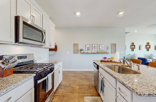 Georgetown Casa | Cozy Georgetown home with full kitchen, living room and enclosed backyard