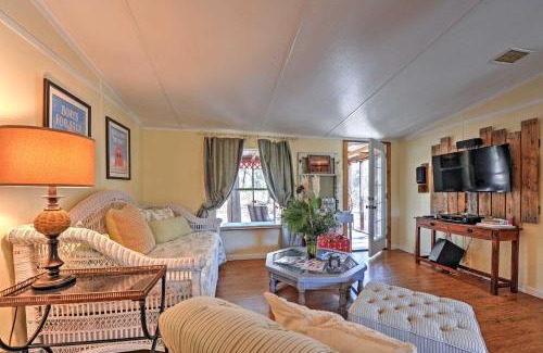 Midway Casa | Cozy Georgia Abode - Screened-In Porch and Fire Pit!
