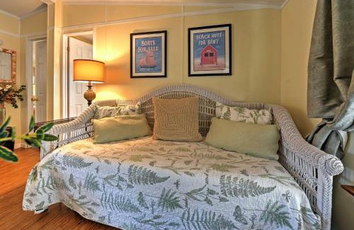 Midway Casa | Cozy Georgia Abode - Screened-In Porch and Fire Pit!