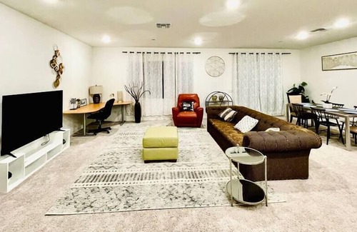 Colton Casa | Cozy Getaway 5-Bdr Family Retreat Home nearUCR NOS