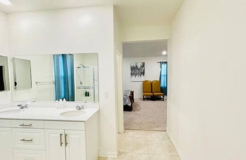 Colton Casa | Cozy Getaway 5-Bdr Family Retreat Home nearUCR NOS