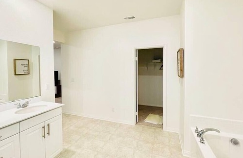 Colton Casa | Cozy Getaway 5-Bdr Family Retreat Home nearUCR NOS