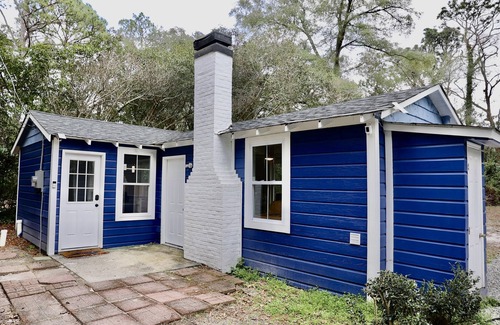 Pineywoods Cabaña | Cozy Getaway - Just 10 Minutes from the Beach & Steps from Golf and Park!
