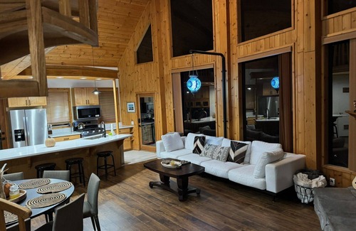 Fawnskin Casa | Cozy Getaway with Lake View~ Game Room~