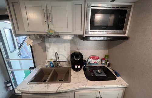 Fernandina Beach Casa | Cozy Glamper that sleeps 6 in a great location!