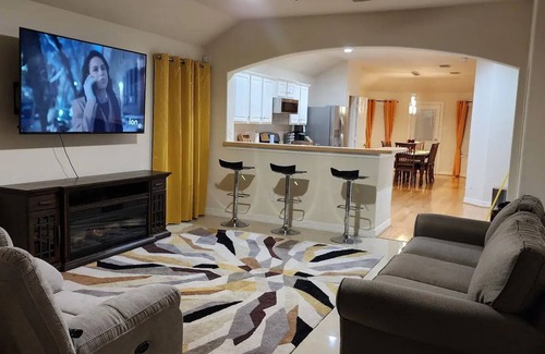 Houston Casa | Cozy Glen Abbey retreat-sleeps-6