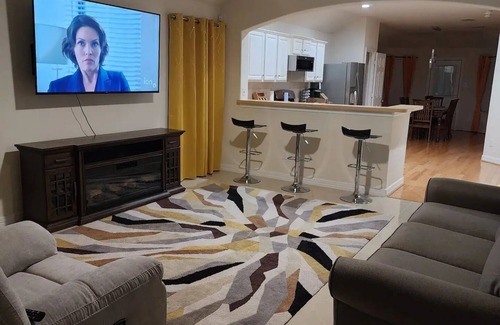 Houston Casa | Cozy Glen Abbey retreat-sleeps-6
