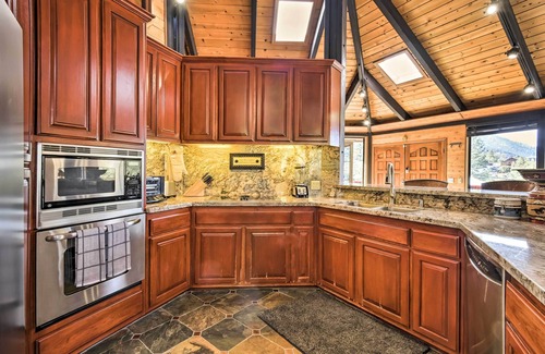 Pine Mountain Club Cabina | Cozy 'Grand Woodland' Cabin w/ Mountain Views