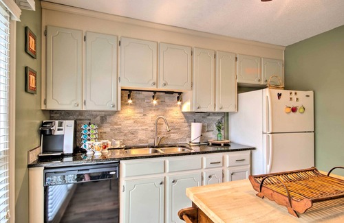 Greenwood Condominio | ¡NUEVO! Cozy Greenwood Condo w / Patio - 2 millas a Dwtn!