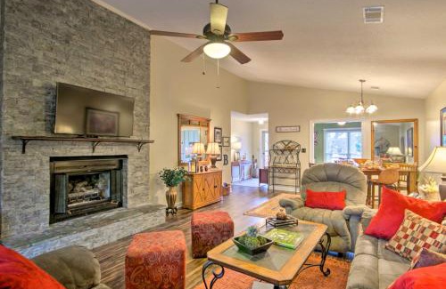 Greenwood Apartamento | Cozy Greenwood Condo with Patio - 2 Mi to Downtown!